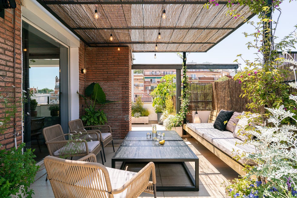 terraza con zona de asientos y pérgola
