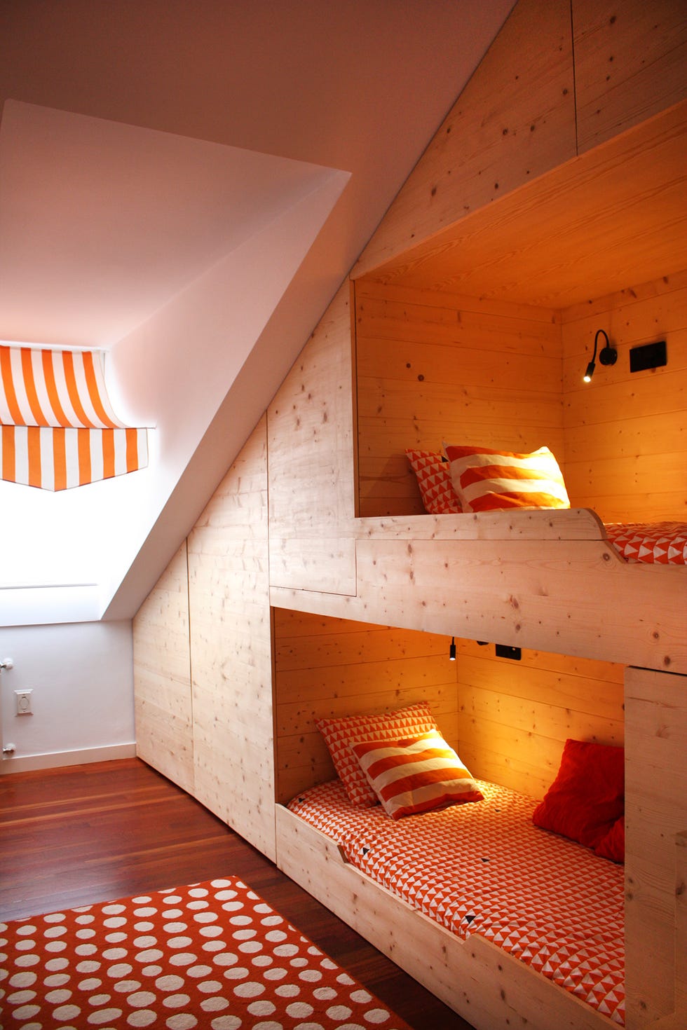 habitación infantil nórdica con dos literas en una estructura de madera