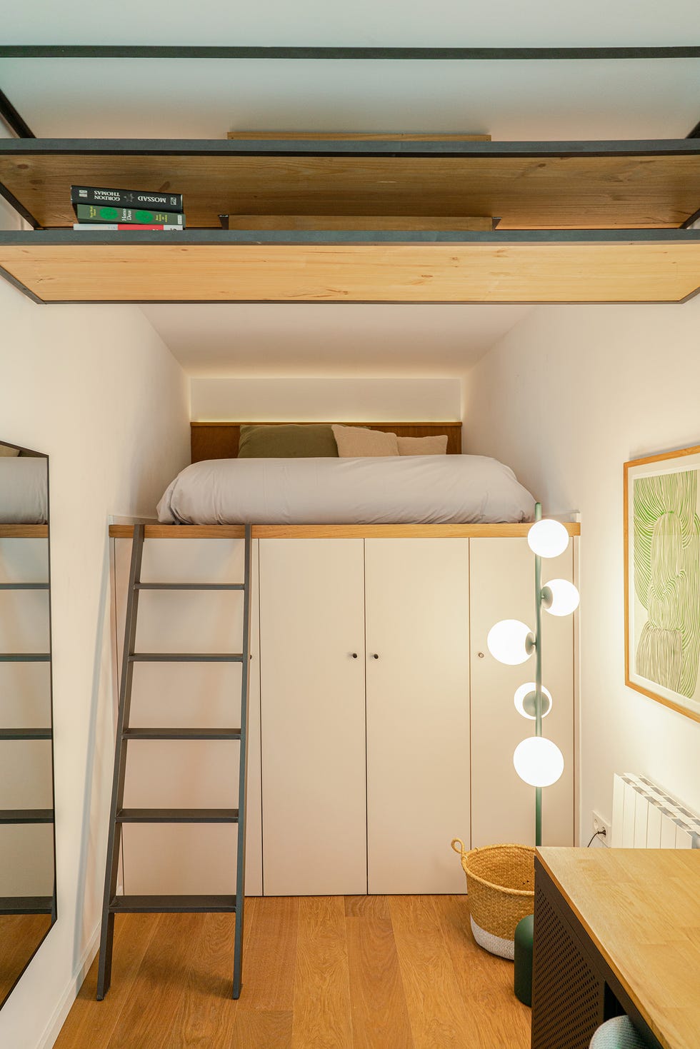 habitación con litera sobre el armario