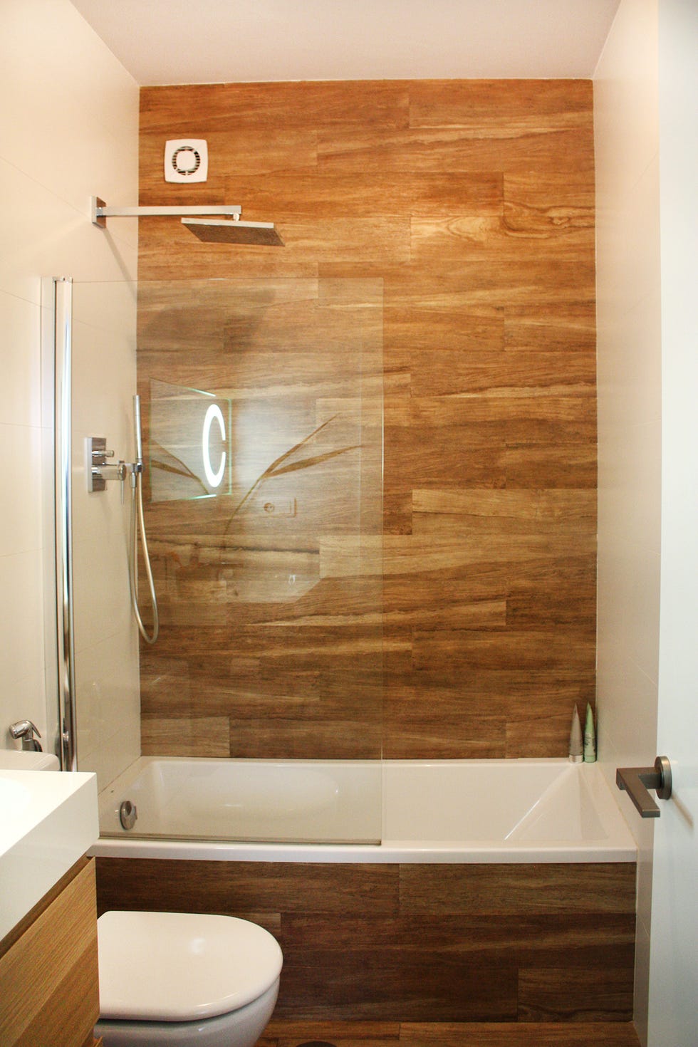 bañera con revestimiento efecto madera