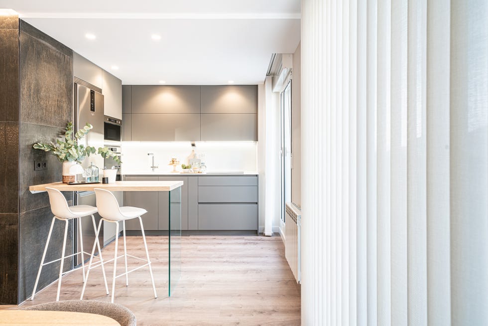 cocina abierta al salón con barra de desayunos