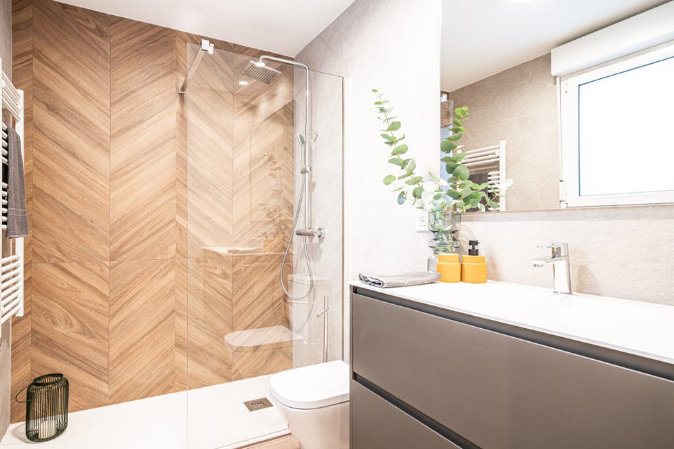 baño con pared revestida en porcelánico imitación madera en espiga