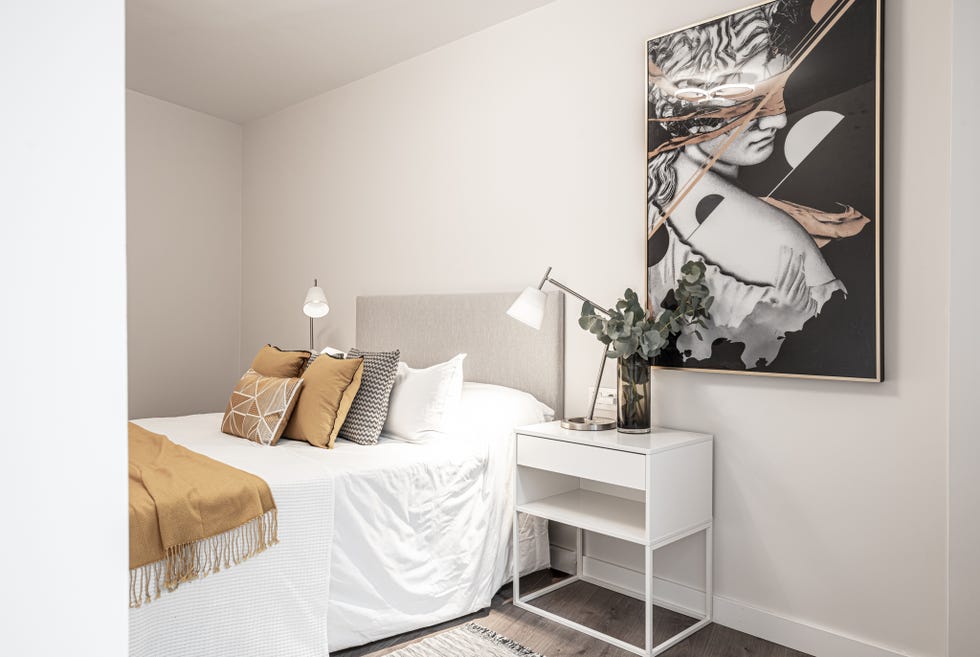 dormitorio de invitados decorado en tonos grises y mostaza