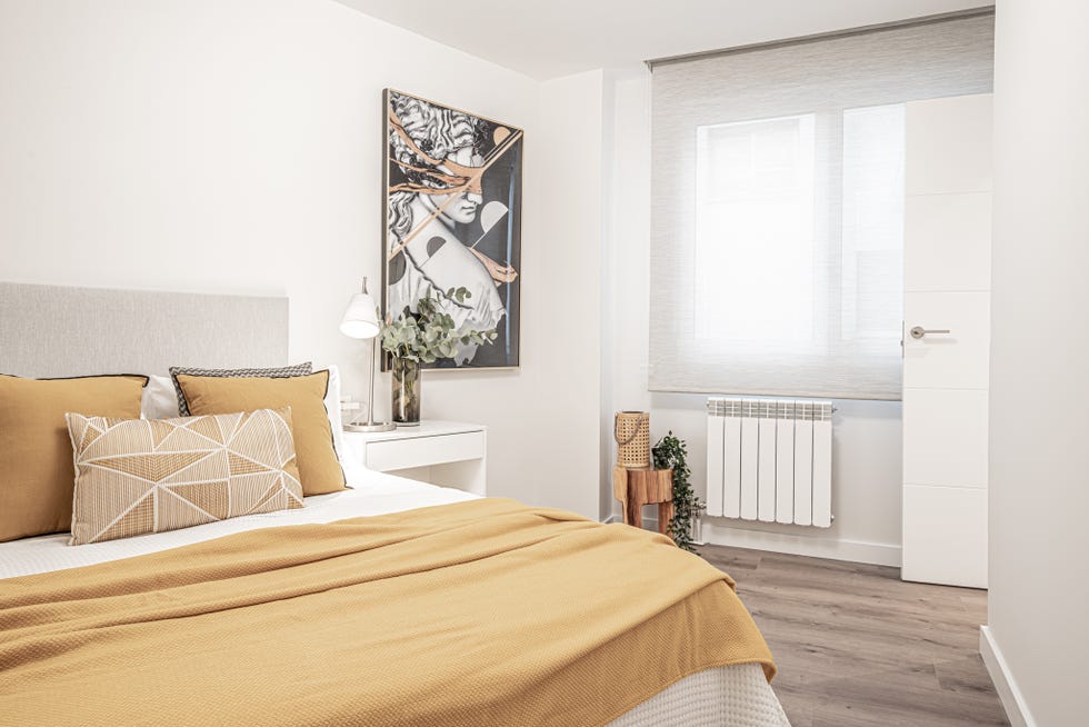dormitorio de invitados decorado en tonos grises y mostaza