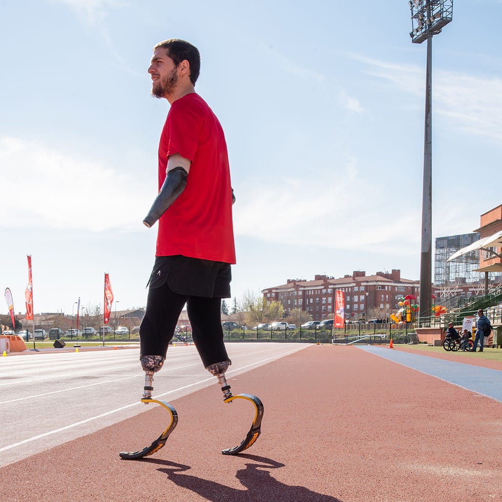 atleta con prótesis en una pista de atletismo