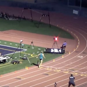 atleta corriendo sobre una pista