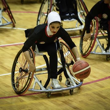 le atlete paralimpiche afghane zakia koudadadi e nilofar bayat sono salve