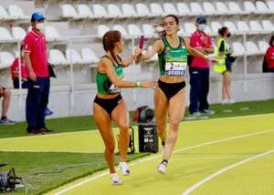 dos atletas del playas de castellón se dan el relevo durante el campeonato de españa de madrid