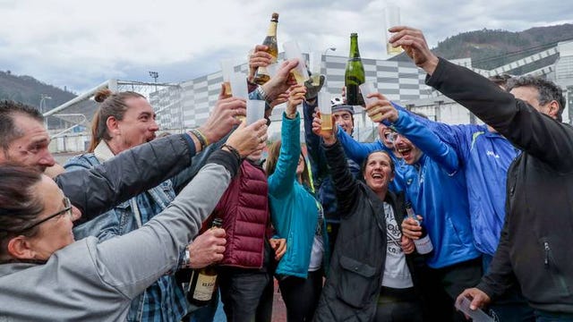 el gordo de la lotería sonríe al club atletismo mieres