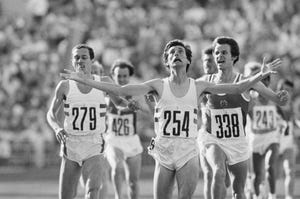 sebastian coe celebra su victoria en los 1500 metros de los juegos olímpicos de moscú 1980