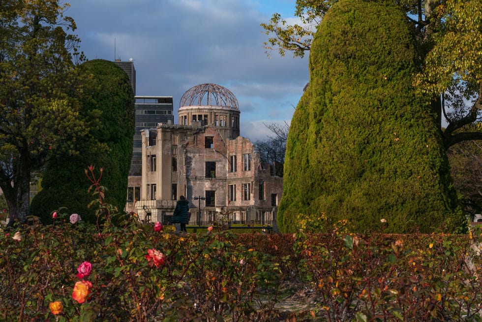 De PrefectoraleIndustrile Promotiehal een van de weinige gebouwen die nog in de buurt vanground zerostaan herinnert sterk aan de verwoesting die de stad heeft getroffen Nu onderdeel van het HiroshimaVredespark is het de meest iconische en aanbeden plek van de stad bezocht door pelgrims van over de hele wereld