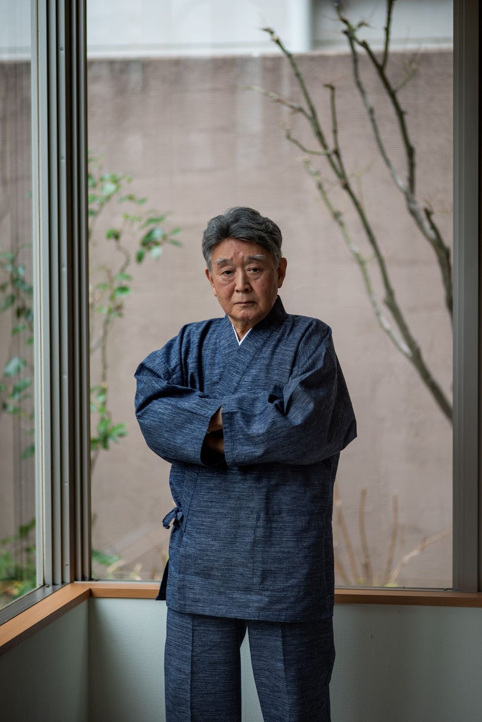 Masaaki Tanabe inwoner van Hiroshima nu begin 80 was zeven jaar oud toen de bom zijn huis in de buurt vanground zeroin de as legde waarbij zijn ouders broer en ongeveer 135000 andere mensenomkwamen Zijn verdriet en woede duurden jaren Maar toen zijn dochter met een Amerikaan trouwde wist hij erin te berusten dat de wereld was veranderd