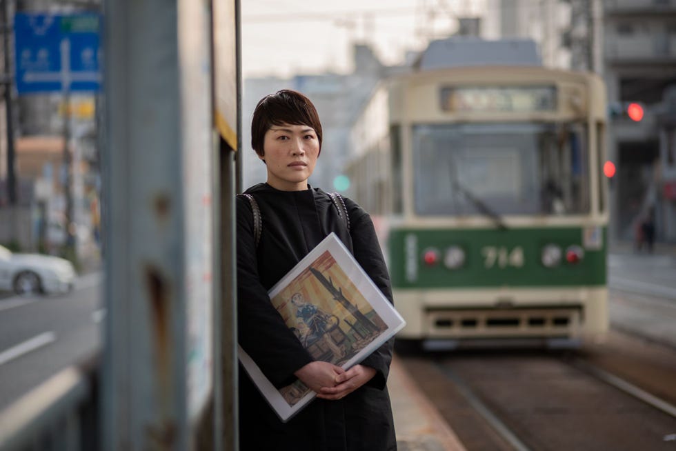 Kuniko Watanabe39heeft het verhaal van Keiji Nakazawa een van de bekendste overlevenden van Hiroshima verteld en opnieuw verteld op film in theaters en in workshops zelfs op tramreizen Haar grootmoeder Teruko Ueno is ook een overlevende net als haar moeder vredesactiviste Tomoko Watanabe