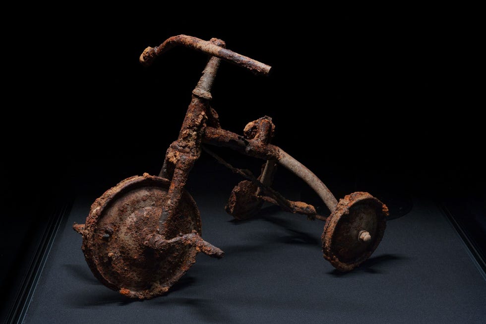De driejarige Shinichi Tetsutani reed op deze driewieler op het moment van de explosie Het fietsjeen een helm zijn bij het kind begraven Tientallen jaren later toen Shinichis lichaam naar het familiegraf werd verplaatst schonk zijn vader Nobuo Tetsutani de artefacten aan het Vredesmuseum van Hiroshima