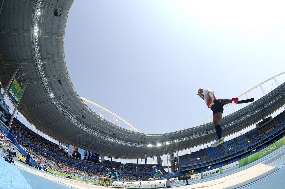 2016年パラ五輪で跳躍する山本選手 