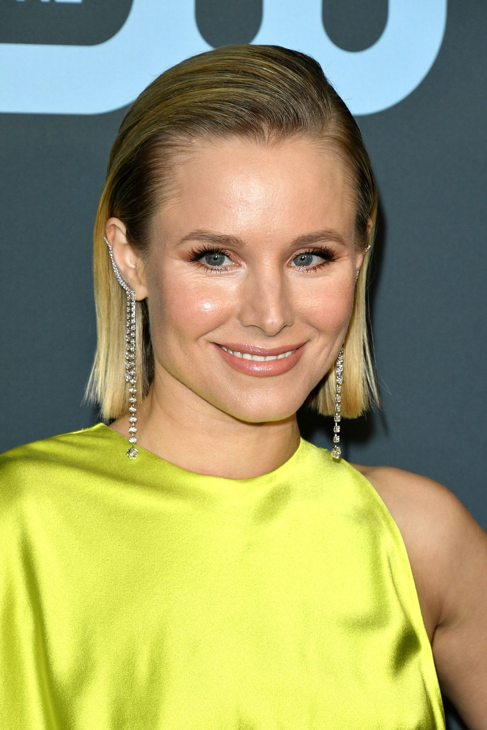 santa monica, california   january 12 kristen bell attends the 25th annual critics' choice awards held at barker hangar on january 12, 2020 in santa monica, california photo by george pimentelwireimage