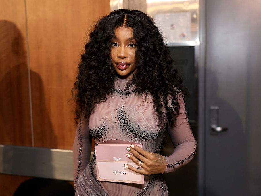 SZA's Bra Over Top Look Will Be At Every Music Festival This Year