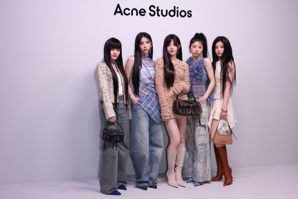 Acne Studios - illit アイリット Acne Studios 非売品 写真 ポスター Acne Studios - illit アイリット Acne Studios 非売品 写真