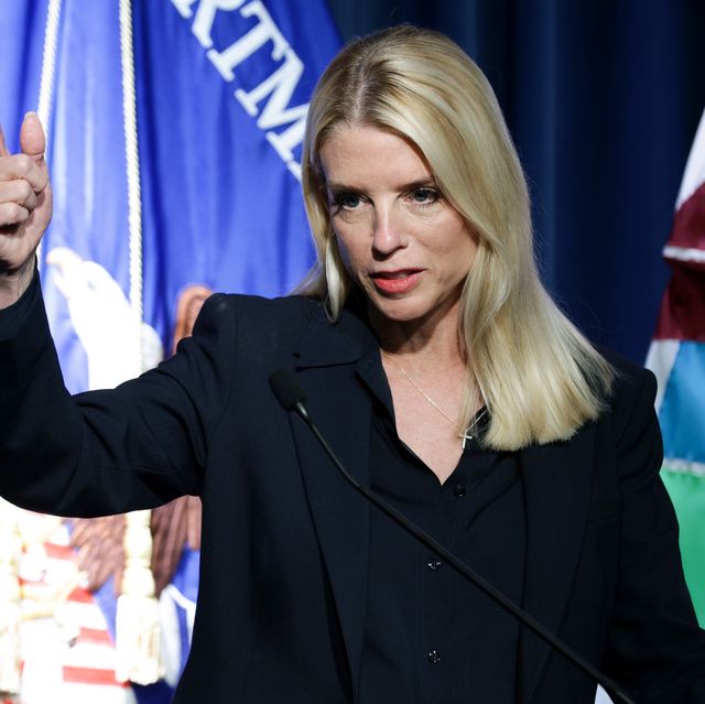 Başsavcı Pamela Bondi ve DEA geçici yöneticisi Robert Murphy, uyuşturucuyla mücadele konusunda büyük bir eylem duyurdu