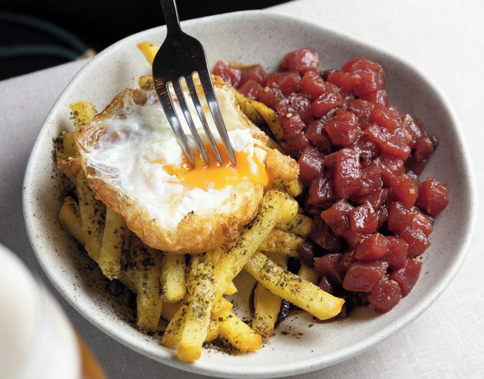 atún rojo de balfegó con patatas fritas y huevo campero, plato del restaurante la mamona castellana de madrid