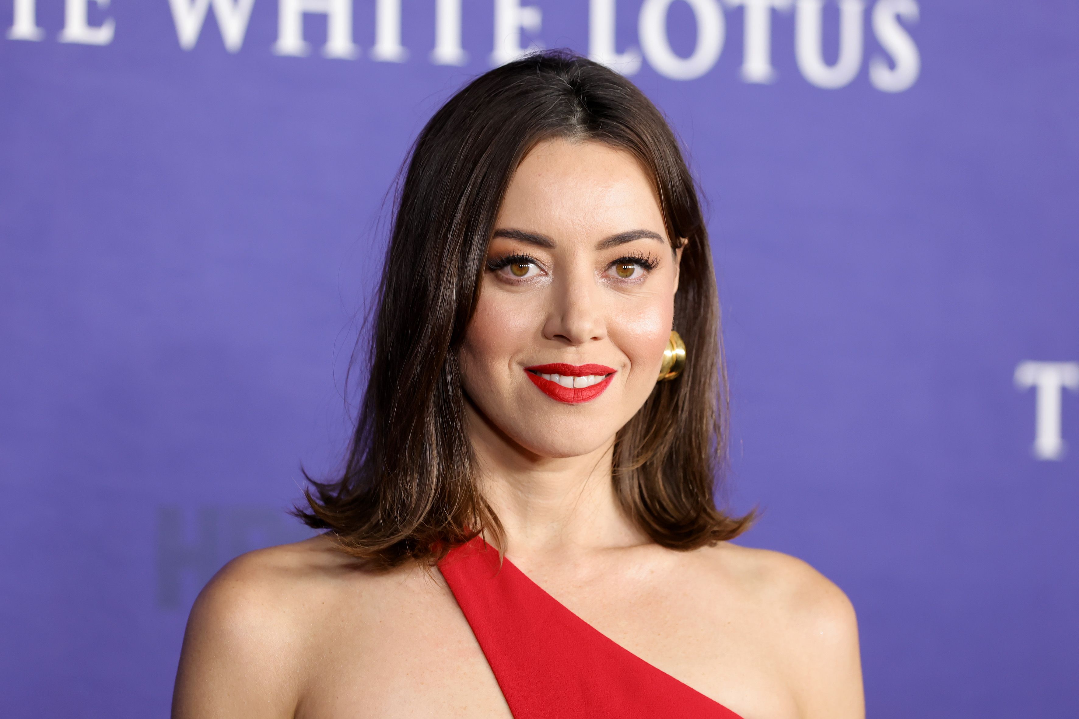 Aubrey Plaza debuteert nieuwe blonde look.