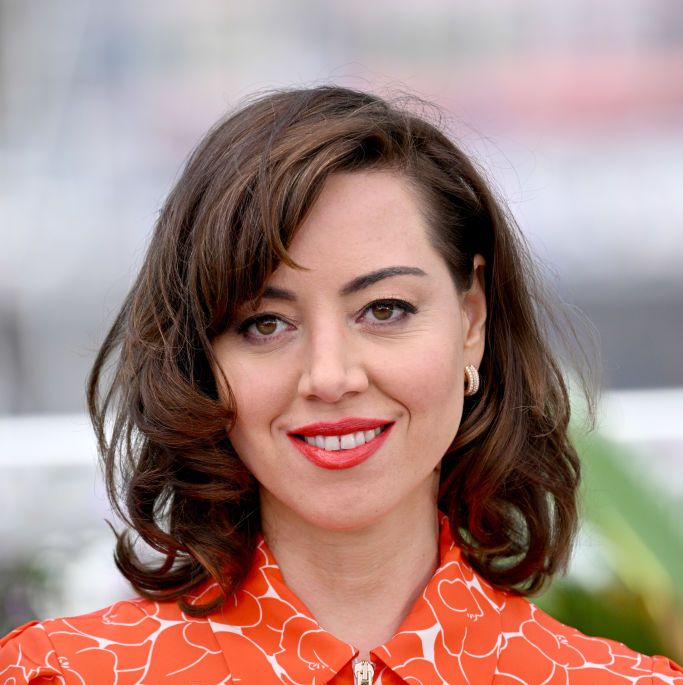 aubrey plaza smiling at a festival photocall