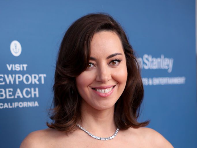 https://hips.hearstapps.com/hmg-prod/images/aubrey-plaza-psychologically-tortured-co-star-on-the-white-lotus-2-1669982548.jpg?crop=1xw:0.500244140625xh;center,top&resize=1200:*