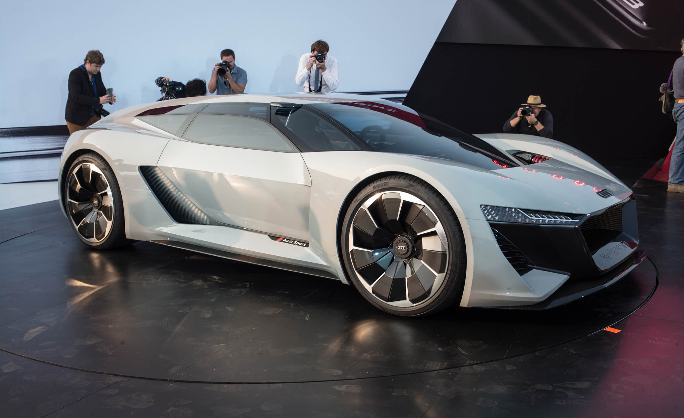 Audi\u002639;s Pebble Beach Concept, the PB18 etron, Is an R18 Racer for the Street