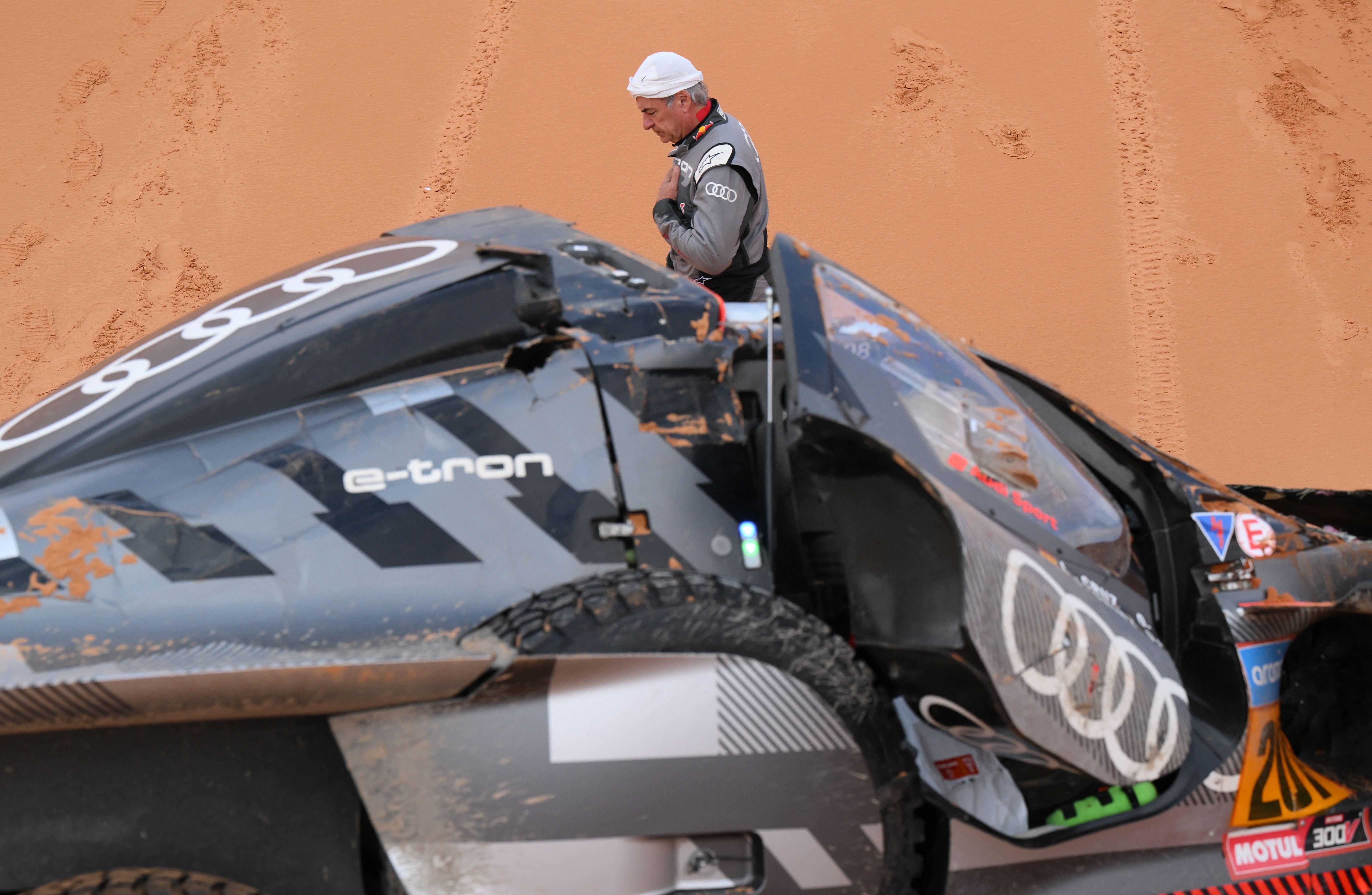 Dakar 2023 : Carlos Sainz abandonne puis reprend la course