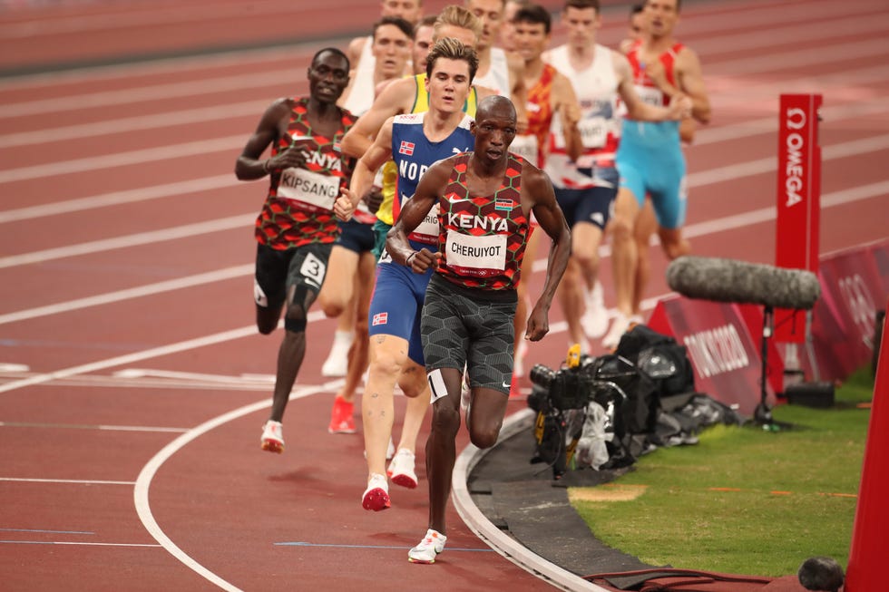 varios corredores compiten en una final de atletismo de los juegos olímpicos de tokio