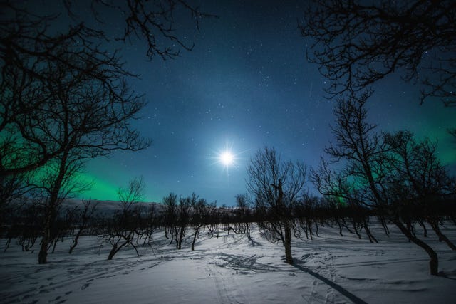 Een koude nacht op de kampeerplaats van Aunfjellet bij Harstad in de gemeente Troms De camping in het hoge noorden van Noorwegen is populair bij mensen die het noorderlicht willen bewonderen