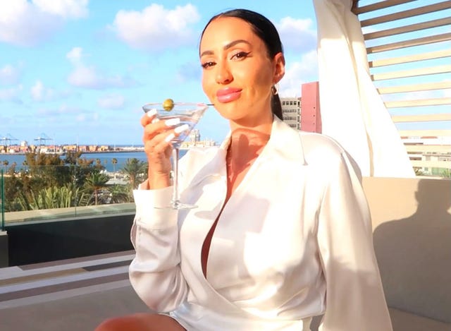 aurah ruiz muestra los vestidos de su boda