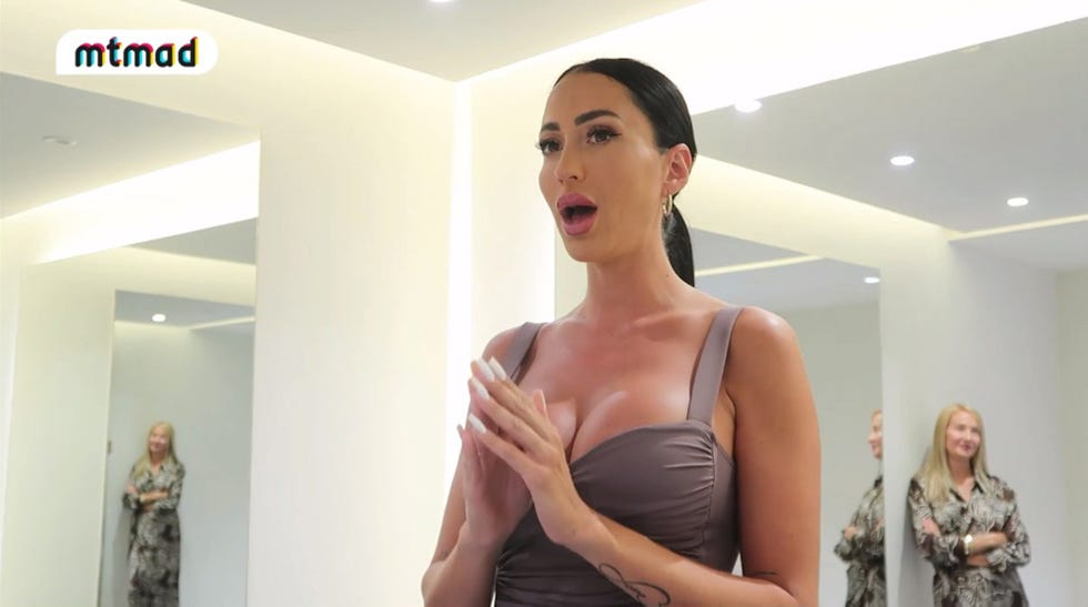 aurah ruiz muestra los vestidos de su boda