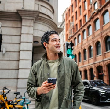 auriculares baratos un hombre escucha música en unos auriculares mientras cruza una calle