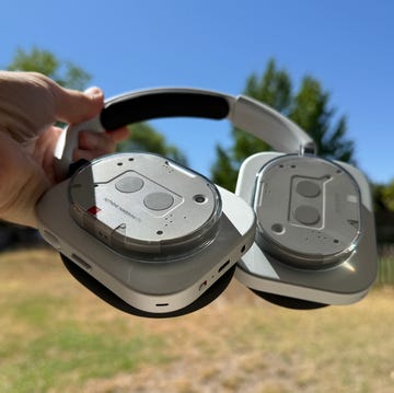 auriculares inalámbricos nothing headphone 1 una mano sujeta unos auriculares inalámbricos nothing headphone 1