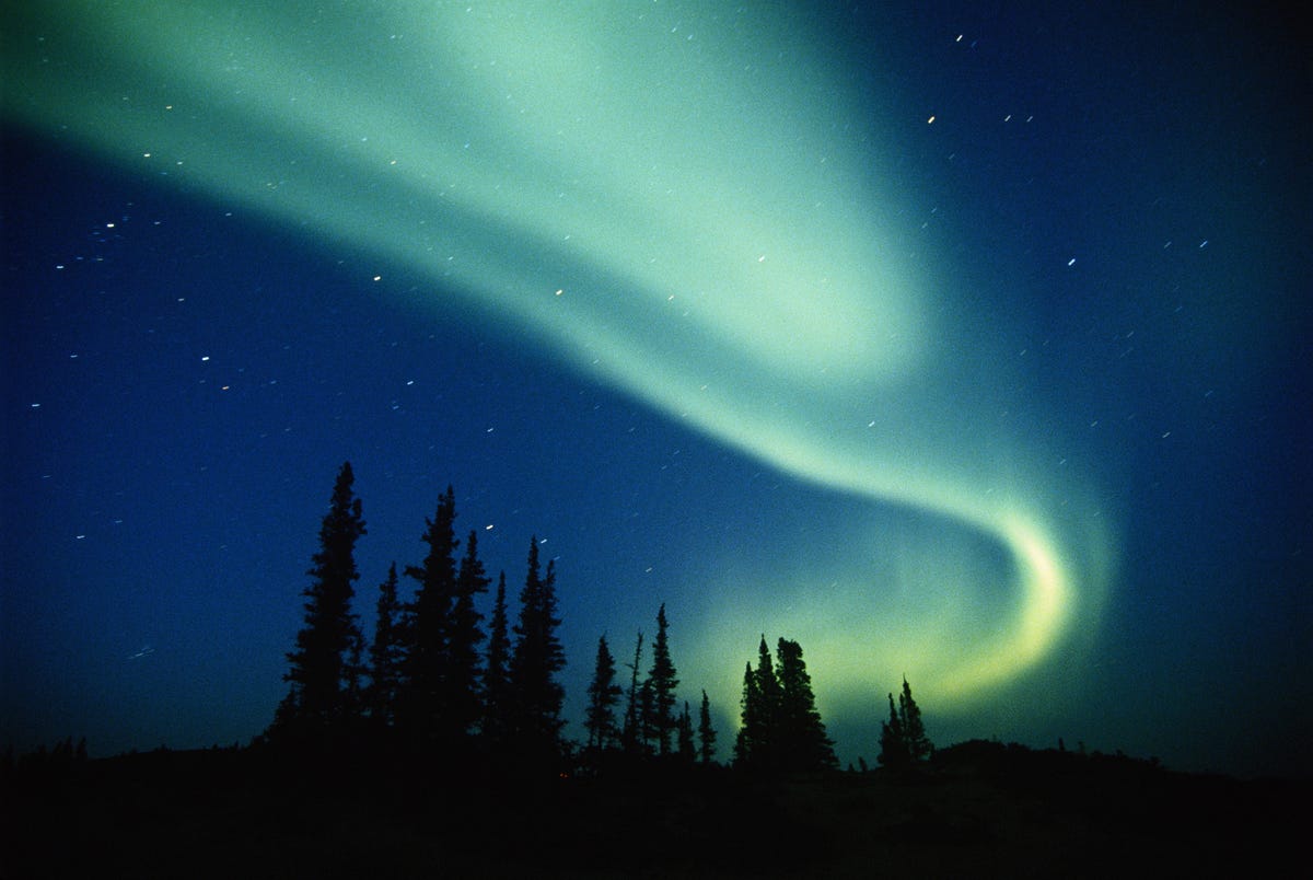 Ночь длится. Аврора Северное сияние. Северное сияние Northern Lights. Мифы о Северном сиянии. Северное сияние Огненный танец на небесах.