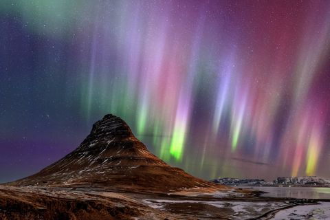 Op het IJslandse schiereiland Snfellsnes glanst het noorderlicht boven de berg Kirkjufell