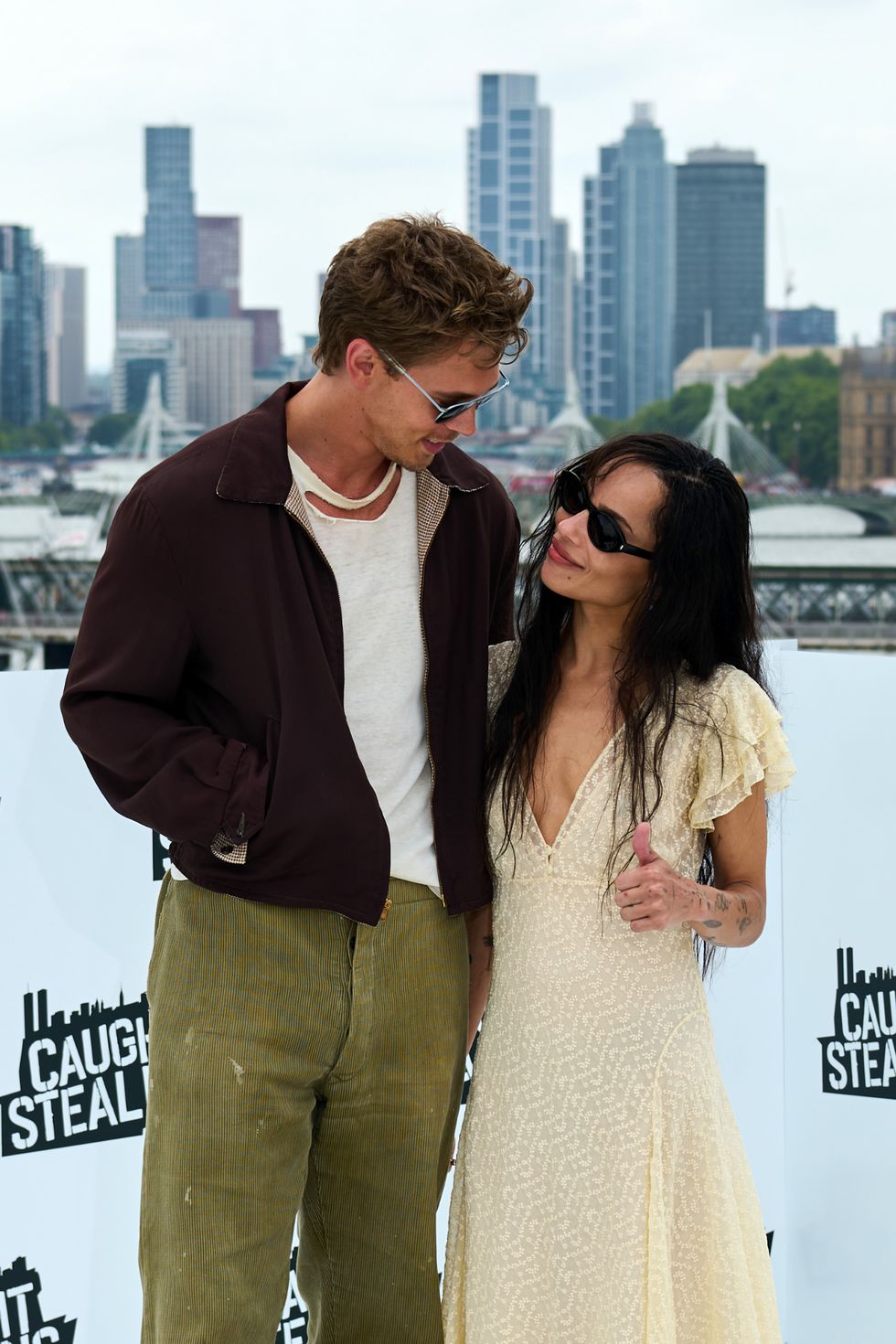 Austin Butler und Zoe Kravitz beim Fototermin „Caught Stealing London“