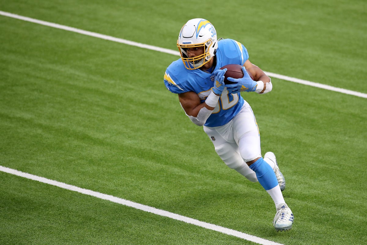 The Real-Life Diet of the L.A. Chargers' Austin Ekeler, Who's Streaming His  Workouts Like a Gamer