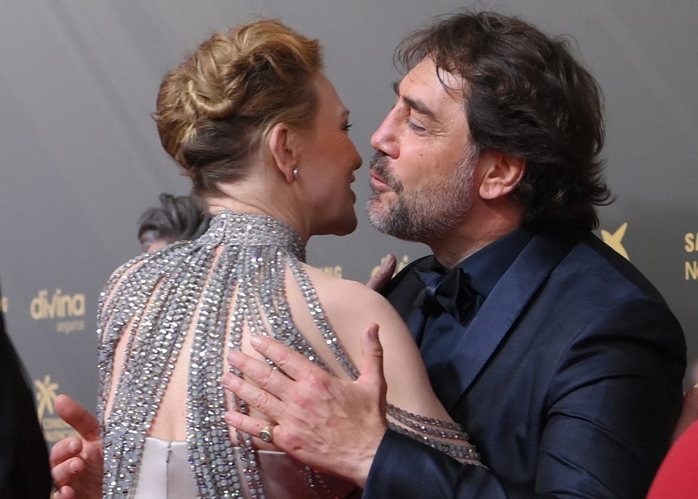 cate blanchett besa a javier bardem en los goya 2022