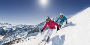 Austria, Salzburg, Young couple skiing on mountain