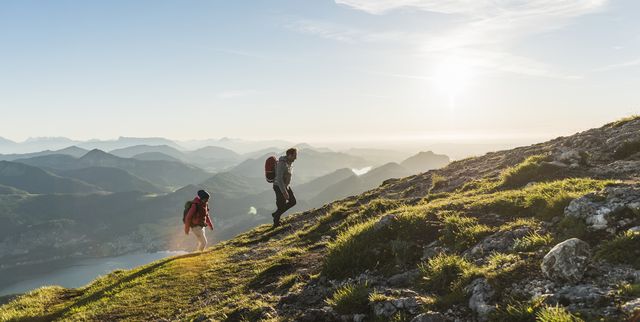 Austria, Salzkammergut, Couple hiking in the mountains