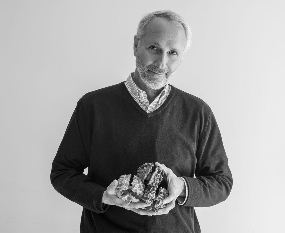 Piven met in zijn handen een modelvan onze hersenen uit een 3Dprinter doetal 36 jaar onderzoek naar autisme Hij denkt dat kinderen die autisme ontwikkelen hun omgeving anders waarnemen Er gaat iets mis in de manier waarop ze de wereldervaren via hun zintuigen en aandacht zegt hij Hij hoopt dat meer kennis over de hersenontwikkeling van mensen met autisme resulteert in een behandeling met medicijnen Ik denk dat er geneesmiddelen komen voor bepaalde typen autisme