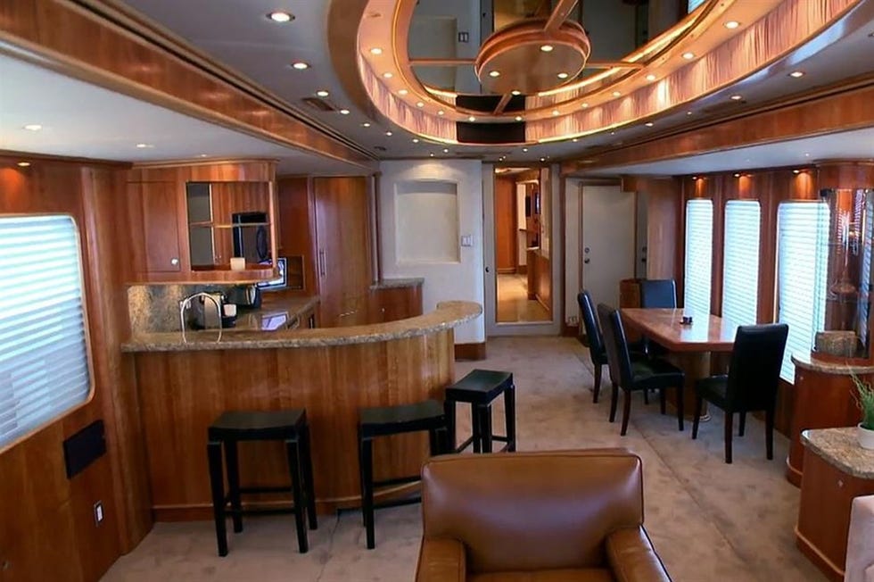 la autocaravana de súper lujo de leonardo dicaprio que te puede matar de envidia