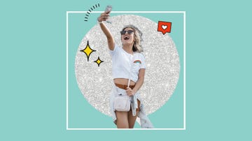 mujer joven contenta haciéndose un selfie