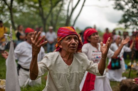 Een inheemse Maya priester voert een ceremonie om de herfstnachtevening te vieren in Cihuatn Archeological Park in Aguilares El Salvador
