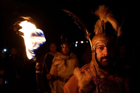 Feestgangers dragen fakkels terwijl ze door Soria paraderen een stad in het noorden van Spanje in de buurt van de oude Keltiberische nederzetting Numantia die beroemd was om zijn rol in de Keltiberische oorlog