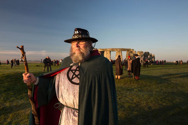 Tijdens het begin van de herfst de herfst equinox verzamelen neodruden en Arthuriaanse vrienden zich bij Stonehenge om rituelen uit te voeren Tot het begin van het nieuwe millennium was de toegang tot het monument zelf ten strengste verboden Na lange veldslagen wordt de toegang tot het monument nu verleend tijdens de winter en zomerzonnewende en de lente en herfstnachtevening