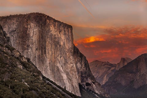 El Capitan weerspiegelt het laatste beetje licht een paar minuten na zonsondergang tijdens de herfst equinox in Yosemite National Park