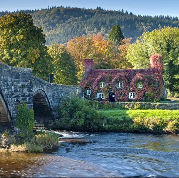 Pont Fawr and Tu Hwnt Ir Bont tearooms on the Afon Conwy river in autumn